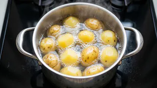 Картофель станет настоящим лакомством: секреты варки для насыщенного вкуса