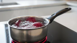 Хозяйкам на заметку: как сварить свеклу за 15 минут без потери цвета и вкуса - лайфхак