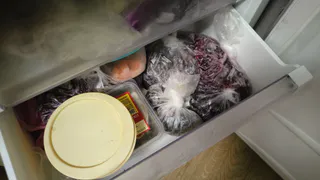 Чтобы морозилка не обрастала ледяной шубой: простой трюк с аптечным средством - работает на раз-два