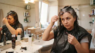 Седину не скрываю под краской: добавляю 2 ложки в кефир — волосы выглядят ухоженнее и приобретают дорогой оттенок