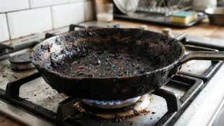 Натираю сковороды этим — и жир с нагаром отходят сами: старый кухонный лайфхак, который все еще работает на ура
