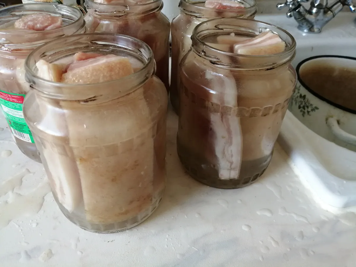 «Бархатное» сало в банках — готово за день, нереально вкусное: быстрый рецепт засолки