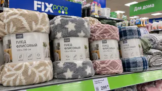 Скупаю по 5 флисовых пледов в Fix Price: не для дивана — утепляю окна, двери и ещё 4 места в доме 
