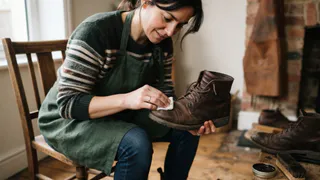 2 капли на ватный диск — и страшные заломы на обуви канули в Лету: любимые кожаные сапожки снова как новые