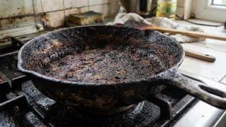 2 пакетика заливаю кипятком, и сковородка чище новой: от жира и слоя нагара не останется и следа
