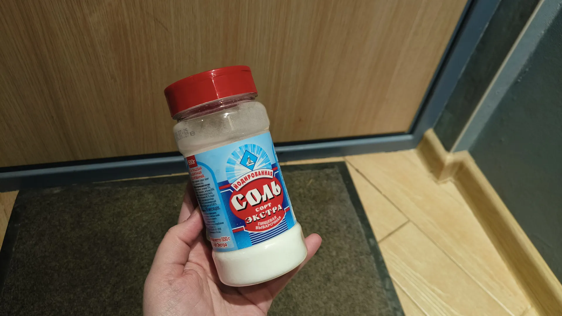 Щепотка соли вдоль плинтуса перед сном: старинная мудрость для защиты дома все еще работает эффективнее современных средств