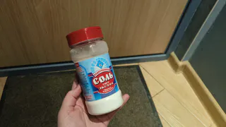 Щепотка соли вдоль плинтуса перед сном: старинная мудрость для защиты дома все еще работает эффективнее современных средств