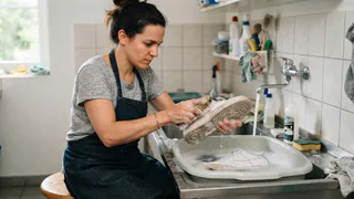 Белые кроссовки летом сияют чистотой и не воняют: 2 копеечных продукта с кухни - и никакая химчистка не нужна