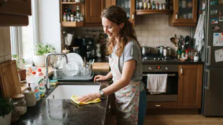 Смешиваю 3 ингредиента и не могу нарадоваться результату: как отмыть кухню за 15 минут без соды и дорогой химии
