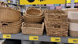 В «Чижике» разбирают пшеничные корзинки, но вещи в них не кладут: из них получается эффектный настенный декор