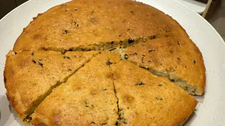 Мука, масло и куриная начинка — и получается королевская ватрушка с мясом: намного нежнее пирога, быстрее пирожков