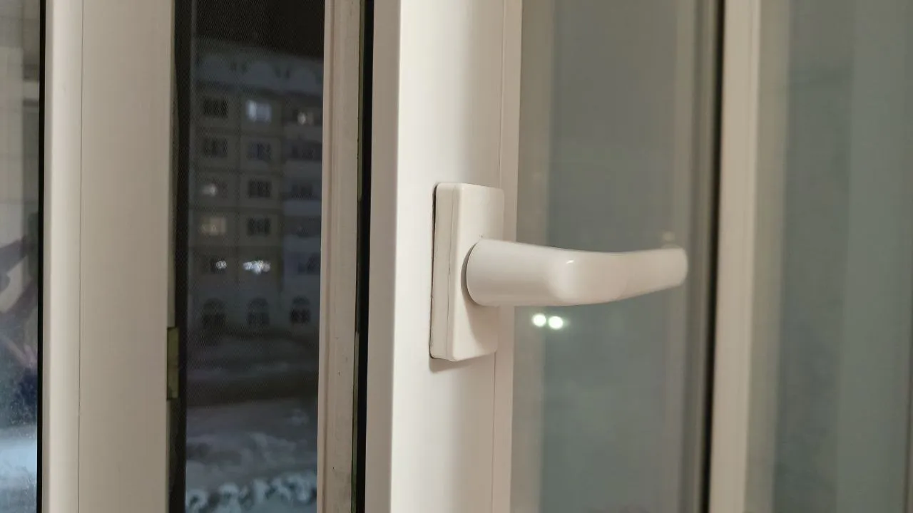 Установщики окон об этом молчат - и зря: этот простой приём избавляет от грязи на долгие годы