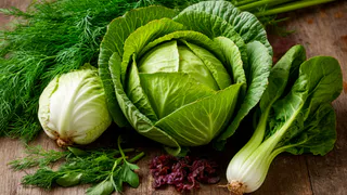 Все лето готовлю этот зеленый суп, со сметаной пальчики оближешь: вкусный способ съесть много зелени и молодой капусты