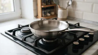 Два пакетика заливаю кипятком - и сковородка чище новой: от жира и нагара не остается и следа