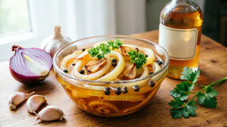 Маринованный лук с жареным чесноком: готовлю только так — подходит не только к шашлыку, но и к рыбе, и к овощам