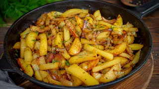 Жареная картошка получается хрустящей и вкусной: Сыплю в сковороду 2 ложки 