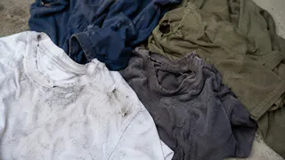 Никогда не выбрасываю старые футболки: 10 полезных идей, которые реально пригодятся дома 
