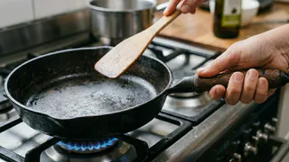2 пакетика заливаю кипятком, и сковородка сияет ярче новой: от жира и слоя нагара не останется и следа