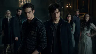 Netflix когда-то выпустил хоррор между «Твин Пиксом» и «Американской историей ужасов»: «Хемлок Гроув» до сих пор затягивает своей странностью