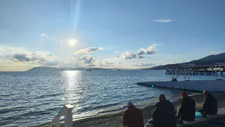 На наш юг больше ни ногой, нашла для себя другое место: вода теплая, не хамят и в 2 раза дешевле, чем в Абхазии
