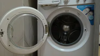 Кладу в стиралку влажную салфетку — и не могу нарадоваться своей придумке: двойная польза почти даром