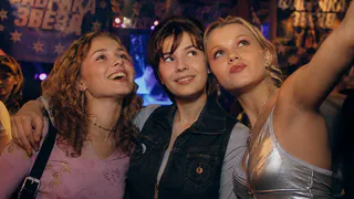 Меньшова не пересняли, а Москву заставили петь: Wink добавил к «Москва слезам не верит» нулевые, Маш Милаш и слишком много блеска