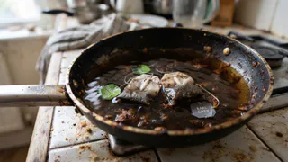 2 пакетика заливаю кипятком, и сковородка как новенькая: от жира и нагара не остается и следа