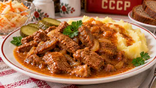 Мясная поджарка по советскому Сборнику рецептур: нежные кусочки в густой подливе — вкус как в лучших столовых СССР