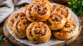 Вместо пирожков у меня вкуснючая улитка: берем фарш и картошку и получаем ароматный пирог — нежный, простой и готовится на раз-два