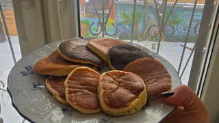 Замешиваю и сразу на сковороду: чайник кипит, гора вкуснятины уже на столе - руки чистые, а муки на столе нет