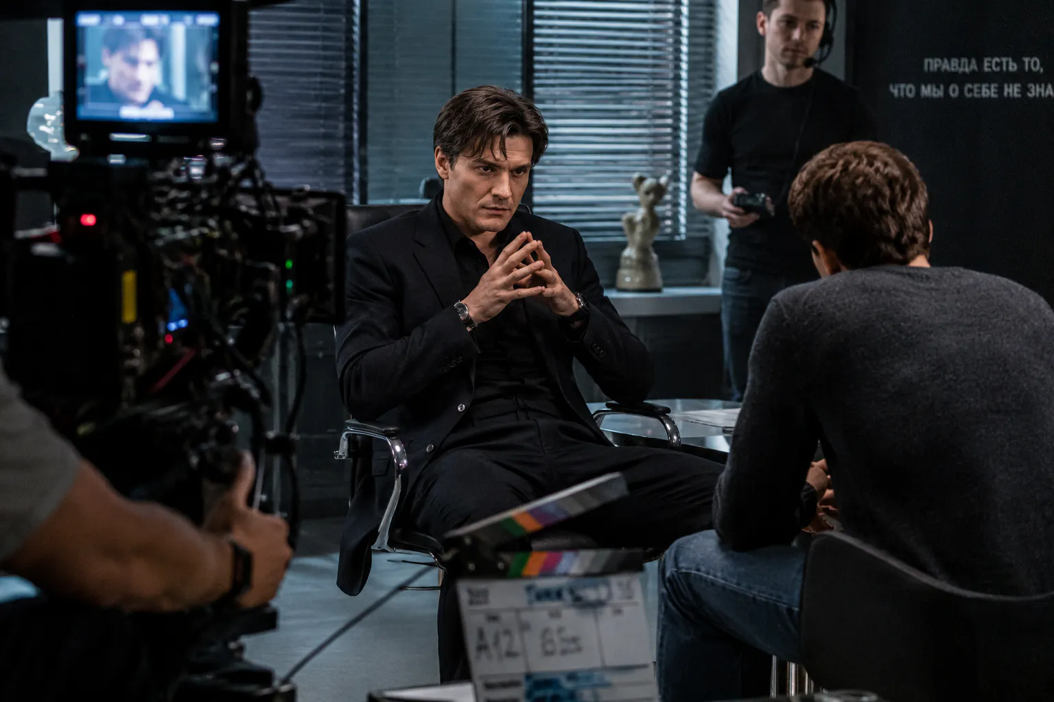 Массовка против «Триггера»: сериал с Максимом Матвеевым выглядит дорогой психологической драмой — но за кадром его обвинили в унижении людей