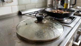 2 ложки на губку — и жирный слой со стеклянных крышек стекает сам: даже ободок больше не липкая ловушка