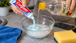 Умные хозяйки смешивают зубную пасту с уксусом: простая хитрость, которая избавляет от домашних хлопот