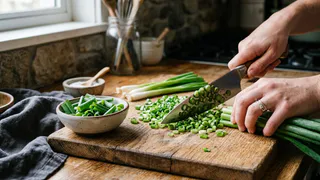 Как я килограммами заготавливаю зеленый лук на год вперед: мой кулинарный лайфхак, чтобы ни одно перышко не пропало