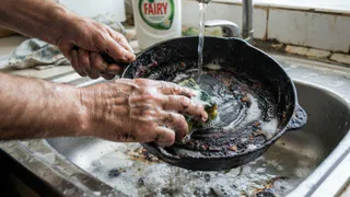2 стакана в воду - и старая сковорода чище новой: трехслойный нагар отходит сам