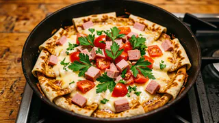 Сворачиваю лаваш в рулет и нарезаю полосками: вкусненькое на завтрак без хлопот