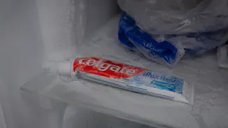 Положила зубную пасту в морозилку – и решила самые надоедливые проблемы на кухне все разом