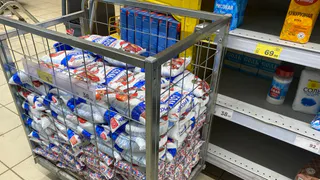 Смешиваю соль с зубной пастой и чищу поверхности: результат чище, чем от ядерной хлорки