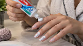 Японский маникюр обычной зубной пастой и губкой: через пару минут ногти выглядят как после салона
