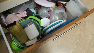 Отмыть пластиковый контейнер от запаха только так: беру 3 средства, которые есть на каждой кухне - никакая химия не нужна