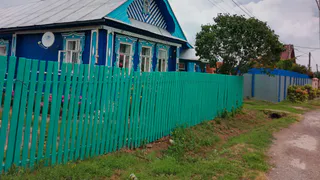 Вместо глухого забора из досок делаем по-другому: выглядит современнее, а денег уходит столько же