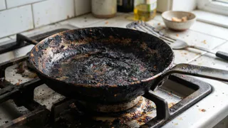 1 стакан на 10-летнюю сковороду — и она снова как из магазина: прощаемся с застарелым жиром и нагаром