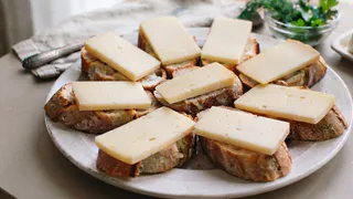 Беру молоко и творог - вкуснейший домашний сыр готов: кладу на бутерброды, домашние уплетают за обе щеки
