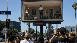 Netflix заперла мужчину в комнате над Голливудом на трое суток — прохожие сначала не понимали, что перед ними реклама хоррора