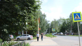 Больше никакой сырой спины и пятен подмышками: 5 правил, которые помогут меньше потеть в жару