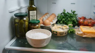 Миску с солью ставлю прямо в холодильник — но не для еды: к утру одной противной проблемы как не бывало