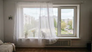 Бабушкин секрет белоснежных штор: простой трюк с копеечным аптечным средством, который поможет лучше отбеливателя