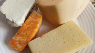 Кефир в морозилку: как приготовить домашний сыр из двух ингредиентов