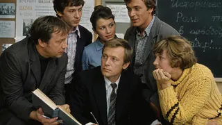 Я люблю «Большую перемену», но с возрастом всё чаще хочется спросить: почему учителя вообще бегают за этими взрослыми людьми