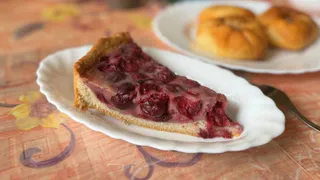 Овсяный пирог без муки и масла: влажный, нежный, с кисло-сладкой вишневой ноткой - к чаю идеально
